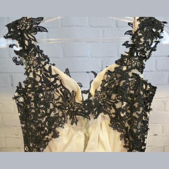 Mon Cheri 'Ellie Wilde' Two-Tone Lace Gown - Picture 4 of 7